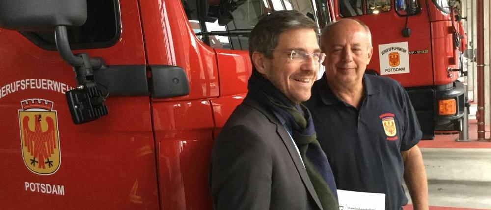 Potsdams Sozialdezernent Mike Schubert (l.) und Feuerwehrchef Wolfgang Hülsebeck.