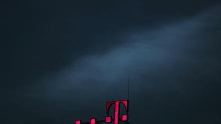 Das Logo der Deutschen Telekom auf der Bonner Unternehmenszentrale.