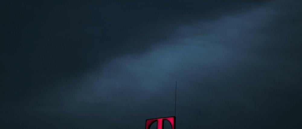 Das Logo der Deutschen Telekom auf der Bonner Unternehmenszentrale.
