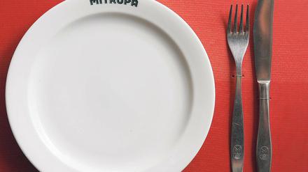 Rollende Raststätte. In den 1990ern betrieb die Mitropa auch Bordrestaurants im ICE (links). Jetzt ist von dem Konzern vor allem Geschirr geblieben.