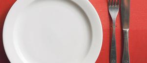 Rollende Raststätte. In den 1990ern betrieb die Mitropa auch Bordrestaurants im ICE (links). Jetzt ist von dem Konzern vor allem Geschirr geblieben.