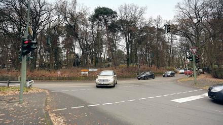 Lange Wartezeiten am Nadelöhr. Wer von Kladow aus nach Groß Glienicke und Potsdam fahren will, muss sich an der Kreuzung der Bundesstraße 2 zum Ritterfelddamm vor allem im Berufsverkehr gedulden.