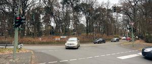 Lange Wartezeiten am Nadelöhr. Wer von Kladow aus nach Groß Glienicke und Potsdam fahren will, muss sich an der Kreuzung der Bundesstraße 2 zum Ritterfelddamm vor allem im Berufsverkehr gedulden.