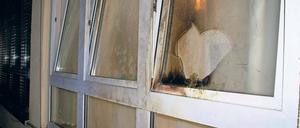 Spuren des Anschlags. Die Scheibe zur Flüchtlingsunterkunft hielt.