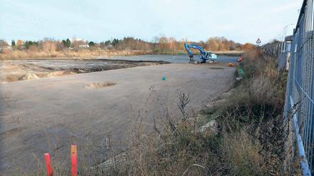 Alles leer. Noch gibt es keine Schiffe am künftigen Standort der Marina in Teltow, die wohl deutlich teurer wird als vorgesehen. Dort wird auch nur zaghaft weitergebaut.