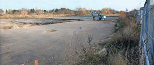 Alles leer. Noch gibt es keine Schiffe am künftigen Standort der Marina in Teltow, die wohl deutlich teurer wird als vorgesehen. Dort wird auch nur zaghaft weitergebaut.