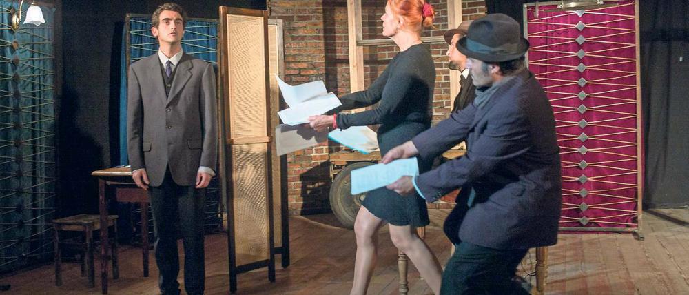 Lieber nicht. Mit seinem legendären Satz „I would prefer not to“ übte sich Melvilles Schreiber Bartleby, der einfach nicht mehr mitmacht im Büroalltag, in der seltenen Kunst der höflichen Revolution. Die Adaptation von Ton & Kirschen mit Stefano Armori (l.) hat heute Abend um 20 Uhr in der fabrik Premiere.
