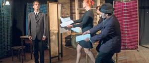 Lieber nicht. Mit seinem legendären Satz „I would prefer not to“ übte sich Melvilles Schreiber Bartleby, der einfach nicht mehr mitmacht im Büroalltag, in der seltenen Kunst der höflichen Revolution. Die Adaptation von Ton & Kirschen mit Stefano Armori (l.) hat heute Abend um 20 Uhr in der fabrik Premiere.