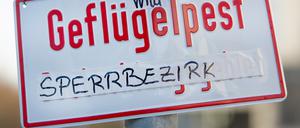 In Berlin trat die Vogelgrippe bereits auf. Dieses Schild wurde in Berlin-Friedrichshain aufgestellt. Jetzt gab es den ersten Fall in Brandenburg.