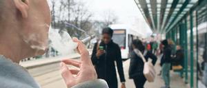 Bereits 2013 hatten die Stadtverordneten vergeblich versucht, ein Rauchverbot in Wartehäuschen per Beschluss durchzusetzen. Vergebens.