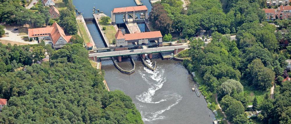 Schön alt. Die Teltowkanal-Schleuse in Kleinmachnow muss mindestens saniert werden. Befürworter eines Ausbaus sagen, das reiche nicht – die Schleusenkammern müssten für die neuen Schiffe vergrößert werden. Der Bund will das bislang nicht bezahlen.