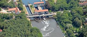 Schön alt. Die Teltowkanal-Schleuse in Kleinmachnow muss mindestens saniert werden. Befürworter eines Ausbaus sagen, das reiche nicht – die Schleusenkammern müssten für die neuen Schiffe vergrößert werden. Der Bund will das bislang nicht bezahlen.