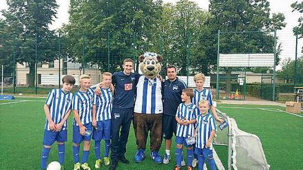 Gemeinsam kicken. Berliner und Werderaner Kinder beim Training.