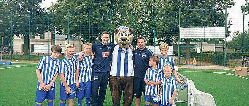 Gemeinsam kicken. Berliner und Werderaner Kinder beim Training.