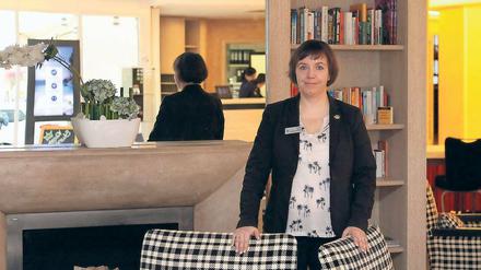 Gemütliches Plätzchen. Janina Bachmann-Graffunder, Chefin des Hotel NH Potsdam, in der Lounge am Kamin. Hier sollen sich auch Potsdamer wohlfühlen, wünscht sie sich.