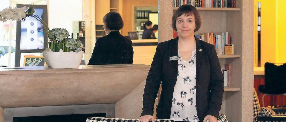 Gemütliches Plätzchen. Janina Bachmann-Graffunder, Chefin des Hotel NH Potsdam, in der Lounge am Kamin. Hier sollen sich auch Potsdamer wohlfühlen, wünscht sie sich.