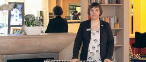 Gemütliches Plätzchen. Janina Bachmann-Graffunder, Chefin des Hotel NH Potsdam, in der Lounge am Kamin. Hier sollen sich auch Potsdamer wohlfühlen, wünscht sie sich.