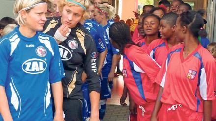 Es hat sich einiges verändert. Nachdem 2009 eine Mannschaft aus Sansibar in Ludwigsfelde gegen Turbine spielte, wandelte sich der Umgang mit Frauen auf der ostafrikanischen Insel. Die Fußballerinnen wurden zu Botschafterinnen für Chancengleichheit. Kapitänin des Potsdamer Teams war damals Jennifer Zietz (l.), heute ist sie Co-Trainerin von Turbine.