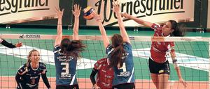 Starke Leistung. Am Sonntag beeindruckten die Volleyballerinnen des SC Potsdam mit einem 3:1-Ligaerfolg gegen Stuttgart, einen der beiden großen Kandidaten für die Titel in dieser Saison. Nun trifft der SCP im Pokal auf den anderen Topanwärter Schwerin.