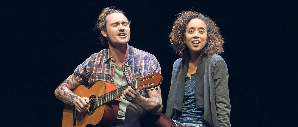 Keine heile Welt. Tom (Frédéric Brossier, links) gerät in die Fänge der Partydroge Crystal Meth – Svenja (Larissa Aimée Breidbach) bleibt skeptisch. „Auf Eis“, auf sehr dünnem sogar, bewegen sich die beiden in dem gleichnamigen Jugendstück von Petra Wüllenweber trotzdem.