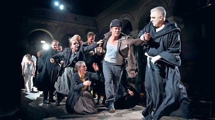 Trauerzug und Flucht. Die mittelalterlich anmutende Bretterbühne ist aus Särgen gebaut. In der Potsdamer Inszenierung „Israel in Egypt“ wird der gesamte Raum der Friedenskirche bespielt. Seit 2013 gastiert die Winteroper, eine Kooperation der Kammerakademie und des Hans Otto Theaters, an diesem Ort.