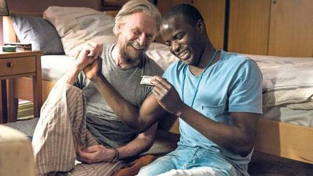 Zu zweit ist man weniger allein. Flüchtling Nama (Nama Traore, rechts) übernachtet bei Willi (Jesper Christensen) im Seniorenheim.