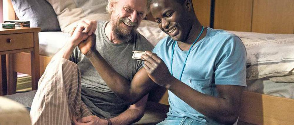 Zu zweit ist man weniger allein. Flüchtling Nama (Nama Traore, rechts) übernachtet bei Willi (Jesper Christensen) im Seniorenheim.