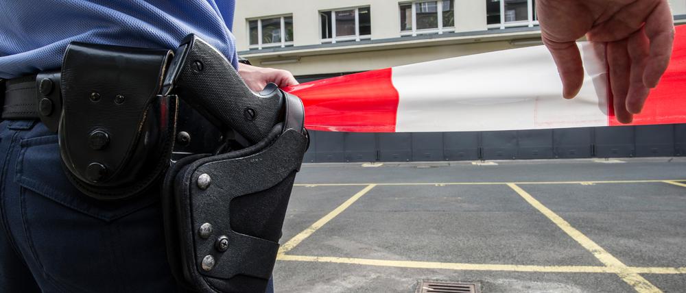 Anders als Berliner Polizisten dürfen Brandenburger Polizisten ihre Dienstwaffen auch in der Freizeit tragen.