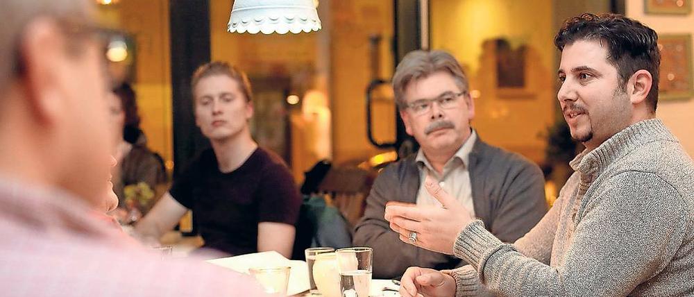 Erzählen und erzählen lassen. Pfarrer Bernhard Fricke (2.v.r.) hat das Erzählcafé initiiert, weil viele Potsdamer ihm berichteten, dass sie schwer mit Flüchtlingen ins Gespräch kommen. Als Ort hat er das Café Zweitwohnsitz in der Geschwister-Scholl-Straße gewählt. Fadi Sujaa (r.) berichtete über seine Flucht.