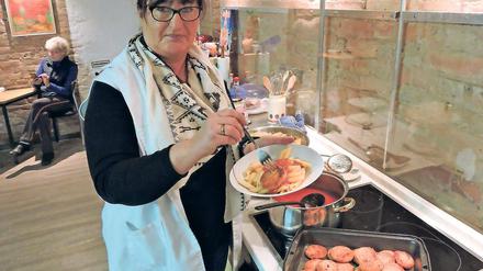 Gemütliches Stübchen. Martina Müller leitet seit 16 Jahren die Tee- und Wärmestube, die nun ins Stadtzentrum gezogen ist. Täglich essen hier etwa zehn Menschen, 25 holen sich Lebensmittelspenden ab.
