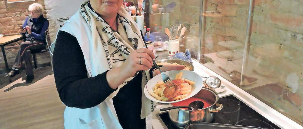 Gemütliches Stübchen. Martina Müller leitet seit 16 Jahren die Tee- und Wärmestube, die nun ins Stadtzentrum gezogen ist. Täglich essen hier etwa zehn Menschen, 25 holen sich Lebensmittelspenden ab.