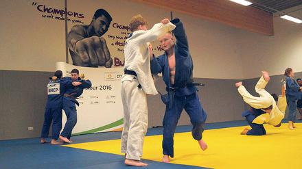 Ein Boxer weist dem Judoka den Weg. In der Trainingshalle des UJKC Potsdam zieren ein Bild von Muhammad Ali und ein Motivationsspruch von ihm die Wand. „Champions“, wie dort groß geschrieben steht, hat der UJKC vor allem im Jugendbereich schon einige hervorgebracht.