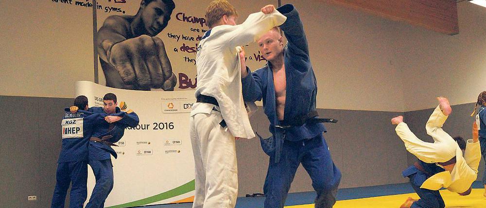 Ein Boxer weist dem Judoka den Weg. In der Trainingshalle des UJKC Potsdam zieren ein Bild von Muhammad Ali und ein Motivationsspruch von ihm die Wand. „Champions“, wie dort groß geschrieben steht, hat der UJKC vor allem im Jugendbereich schon einige hervorgebracht.