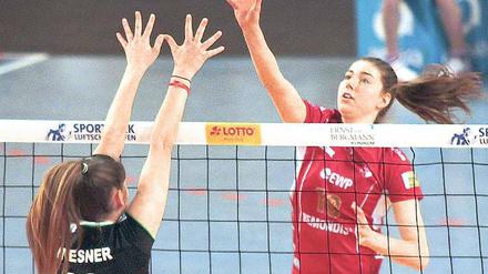 Hilfreich für die Entwicklung. Wiebke Silge (r.) freut sich auf die Duelle mit den deutschen Top-Teams. Trifft man auf sie, bringe einen das immer voran, sagt die Potsdamer Mittelblockerin.