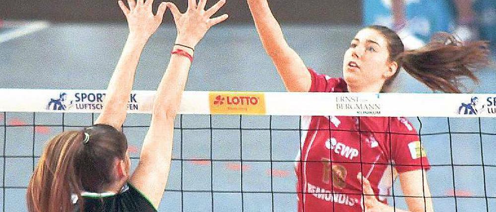 Hilfreich für die Entwicklung. Wiebke Silge (r.) freut sich auf die Duelle mit den deutschen Top-Teams. Trifft man auf sie, bringe einen das immer voran, sagt die Potsdamer Mittelblockerin.