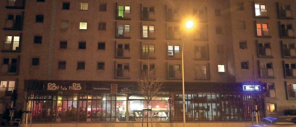 Wie am Wohnheim angeklebt. Das Pub à la Pub in der Breiten Straße im nächtlichen Potsdam. Die Studentenkneipe ist meist voll, mit Studi-Ausweis kostet das Bier weniger und Lärm stört dort niemanden.