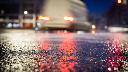 Autofahrer sollten sich regelmäßig über die Wetterentwicklung informieren, heißt es vom Deutschen Wetterdienst.