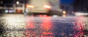 Autofahrer sollten sich regelmäßig über die Wetterentwicklung informieren, heißt es vom Deutschen Wetterdienst.