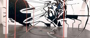 Raumgreifend. Nicht das große, endgültige Werk ist die Kunst, sagt Jörg Mandernach – sondern das Staunen darüber, dass sie überhaupt möglich ist. Zusammen mit dem Potsdamer Künstler Chris Hinze zeigt er ab morgen im Kunstraum Potsdsam in der Schiffbauergasse die Ausstellung „Doppeldeutig“.