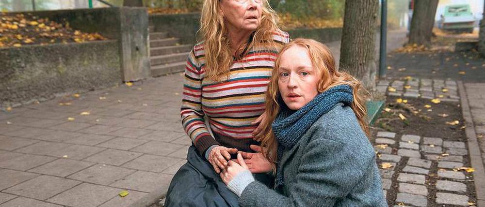 Von vorne. Irene (Jutta Hoffmann, links) wird von ihrer Tochter Nadja (Brigitte Hobmeier) gefunden und versorgt, nachdem Irene wochenlang verschwunden war.