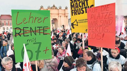 Mehrere Tausend Polizisten und Lehrer haben am Mittwoch in der Potsdamer Innenstadt demonstriert. Lautstark forderten sie zusätzliche Einstellungen, mehr Beförderungen und die Entlastung von älteren Beschäftigten.