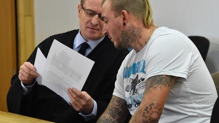 Der NPD-Kommunalpolitiker Marcel Zech (r.), hier mit dem Szene-Anwalt Wolfram Nahraht, muss acht Monate ins Gefängnis.