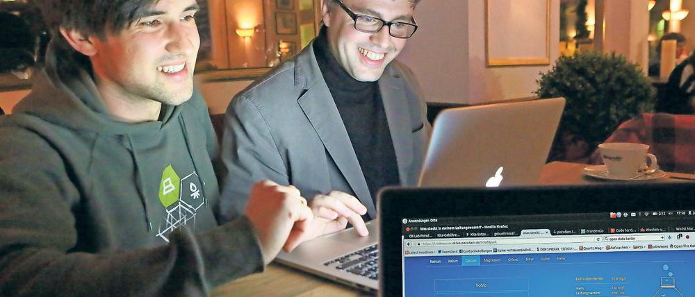 Mehr Transparenz. Martin Koll (links) und Florian Köhler vom OK Lab Potsdam beim Aufbereiten der Verwaltungsdaten. Die Informationen sind öffentlich zugänglich.