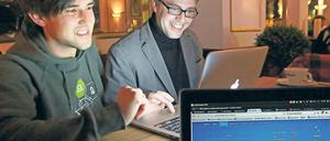 Mehr Transparenz. Martin Koll (links) und Florian Köhler vom OK Lab Potsdam beim Aufbereiten der Verwaltungsdaten. Die Informationen sind öffentlich zugänglich.