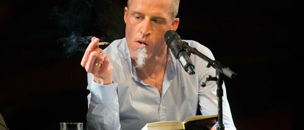 Die Kippen gönnt er sich noch, sonst hat er allem abgeschworen: Benjamin von Stuckrad-Barre, hier auf einer Lesung in Hamburg.