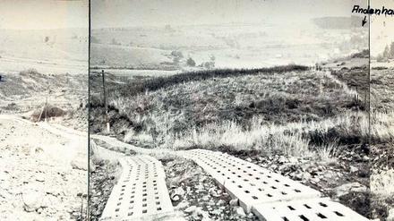 Im Grenzgebiet. Die Fotografen Anne Heinlein und Göran Gnaudschun recherchierten unter anderem im Stasiunterlagenarchiv nach verschwundenen Orten im ehemaligen Grenzgebiet. Dort stießen sie auf dieses Foto vom Grenzverlauf in der Nähe von Meiningen in der Röhn, in dem zwei frühere Ortschaften verzeichnet sind.