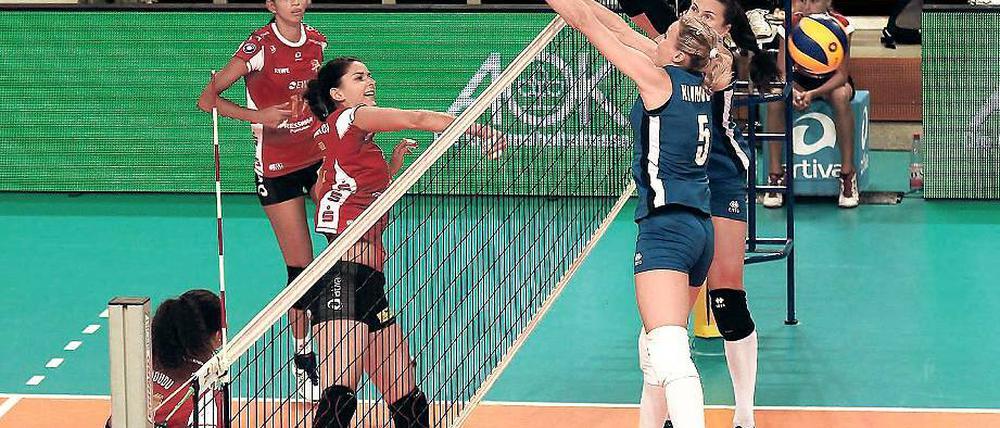 Belebendes Element. Ivona Svobodnikova (l./Archivbild) zeigte nach ihrer Einwechslung eine starke Leistung gegen Münster und wurde zur wertvollsten Spielerin des SC Potsdam.