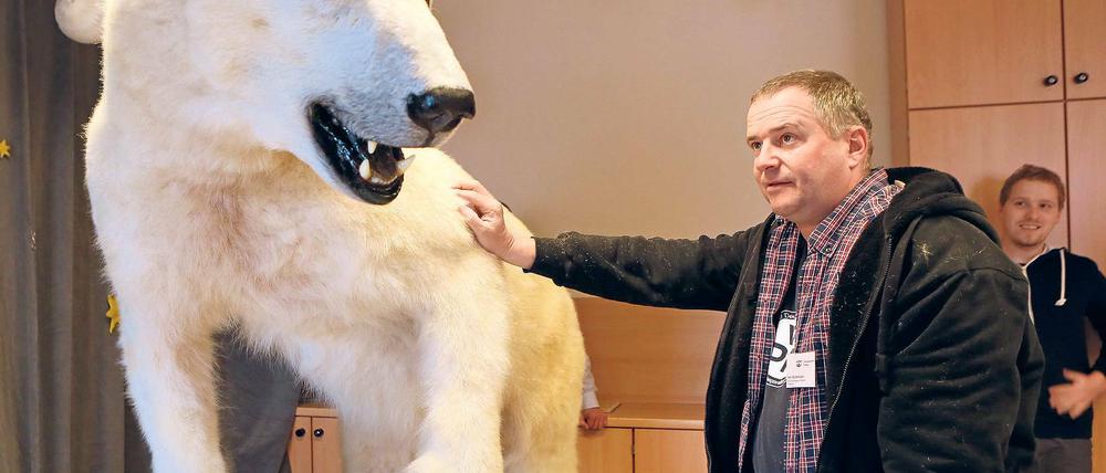Geschafft. Präparator Christian Blumenstein neben Nancy. Mehrere Wochen wurde das Tier präpariert, nun ist die Eisbärendame im Naturkundemuseum.