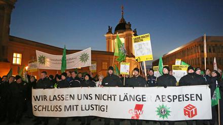 "Wir lassen uns nicht länger abspeisen": Polizisten und Lehrer demonstrierten in Potsdam.