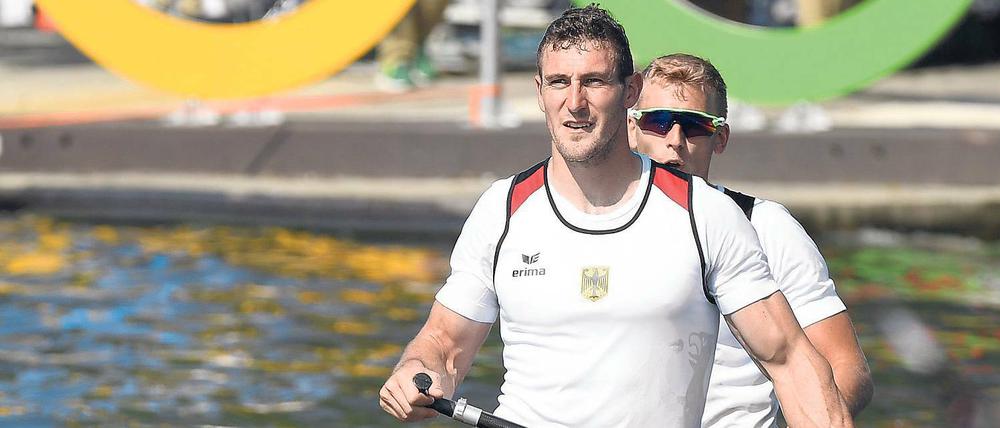 Herr der Ringe. Potsdams Vorzeige-Kanute Sebastian Brendel mit Jan Vandrey nach dem Sieg im Zweier-Canadier. Nicht nur mit seinen zwei Goldmedaillen hat Brendel für glänzende Auftritte in Rio gesorgt.